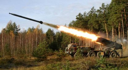 MLRS e artilharia de cano perto de Rostov organizaram para o "inimigo" uma reunião quente