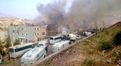 Esplosione al dipartimento di polizia di Sirnak (Turchia)