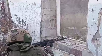 Viene mostrato il filmato dell'uso di mezzi improvvisati di osservazione del nemico in combattimento ravvicinato da parte dei marines russi.
