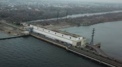 Explosion einer Straßenbrücke am Wasserkraftwerk Kakhovskaya auf Video festgehalten