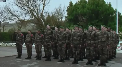 Un berretto bianco come un analogo di un berretto marrone: addestramento per il personale militare della Legione straniera francese
