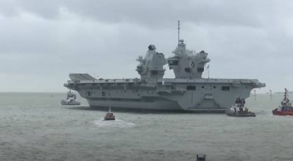 Vzhled britské letadlové lodi HMS Queen Elizabeth u pobřeží Norska byl nazýván „vzkazem Putinovi“