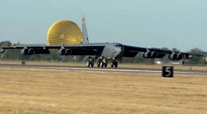 불꽃의 "샤워"가있는 전략 폭격기 B-52H가 사진을 쳤습니다.
