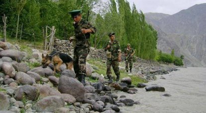 Mit 12-Grenze an der tadschikisch-afghanischen Grenze