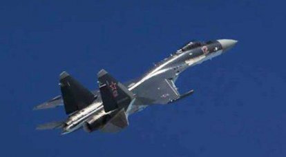 Su-35S는 쿠릴 열도에서 태평양 함대의 대잠 항공기를 다루는 전술 비행 훈련의 일환으로