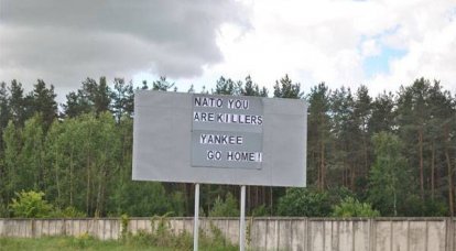 В латвийском Даугавпилсе колонну американской военной техники встречал плакат "Yankee go home!"