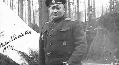 القائد العام Vatsetis - أول الأحمر الأعلى
