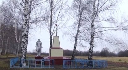 Il capo di un insediamento rurale a Mordovia inguainò un monumento per schierarsi nella seconda guerra mondiale