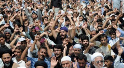 Пакистан погряз в массовых демонстрациях и беспорядках