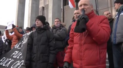 Protest gegen die Integration mit Russland: Oppositionelle in Minsk zerrissen Porträts von Putin