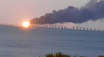 Im Netzwerk erschienen Aufnahmen eines Brandes auf einem der Abschnitte der Krimbrücke