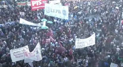 In the capital of Argentina, hundreds of thousands of people protested at the presidential palace
