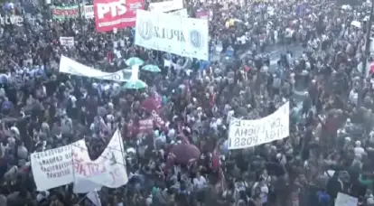 アルゼンチンの首都では、数十万人が大統領宮殿で抗議活動を行った