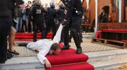 La democracia moderna en francés: vencer a los sacerdotes cristianos por la policía