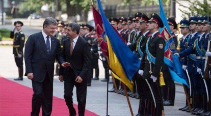 Poroshenko stelde een "supertaak" voor Oekraïense militairen: Engels leren in een jaar