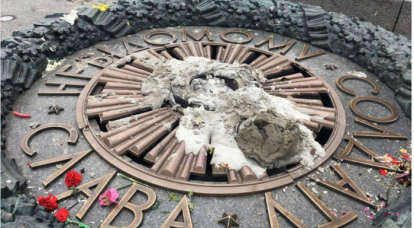 В Киеве неизвестные вновь залили цементом "Вечный огонь"