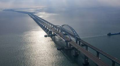 Движение морского пассажирского транспорта в Севастополе и автомобилей по Крымскому мосту временно приостанавливали