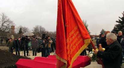 A memória é imortal. Memorial aos soldados caídos do Exército Vermelho abriu em Amvrosiyivka e os restos mortais de soldados enterrados
