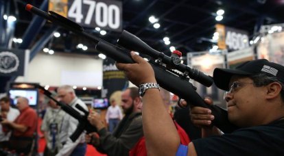 アメリカでは、武器店はパンデミックで不可欠なインフラストラクチャと同等と見なされていました