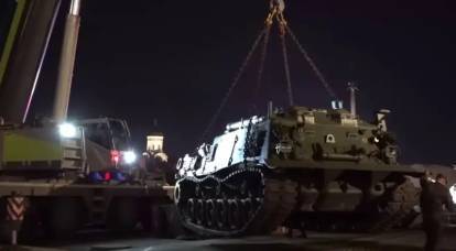 Выставка трофейной военной техники на Поклонной горе в Москве пополнилась американской БРЭМ М88 Hercules