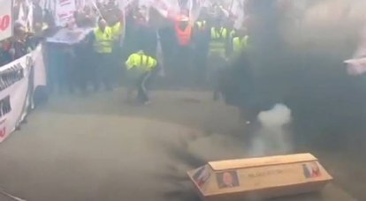 Puolalaiset kaivostyöläiset tuovat EU-toimistoon arkun, jossa on Thunbergin ja Leyenin muotokuvia