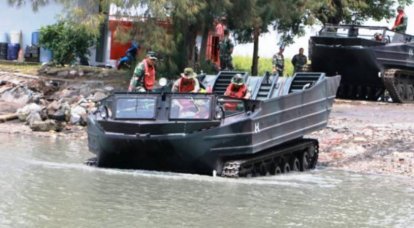 Transportadores flutuantes raros K-61 continuam a servir na Indonésia