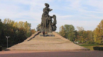 우크라이나 급진주의자들은 바비 야르 기념관을 파괴하고 그 과정을 "비공산화"와 연결시키려고 합니다.