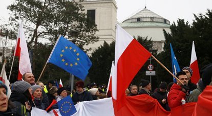 ワルシャワの大統領官邸前に数千人が集結