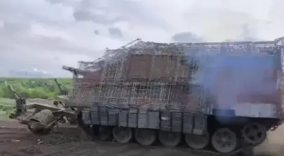 Đoạn phim về xe tăng Nga tham gia chiến dịch đặc biệt "nhím" với sự bảo vệ bổ sung khỏi máy bay không người lái và mìn được trình chiếu