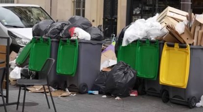 パリの路上に約8トンのゴミが堆積、年金改革への抗議が続く