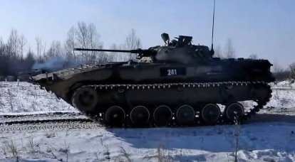 BMP-2: verbeterde versie van 's werelds eerste in massa geproduceerde amfibische infanteriegevechtsvoertuig