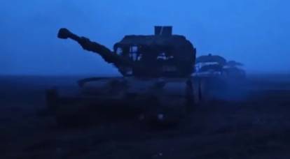 Минобороны показало кадры прокладывания пути штурмовой бронегруппе танком с минным тралом
