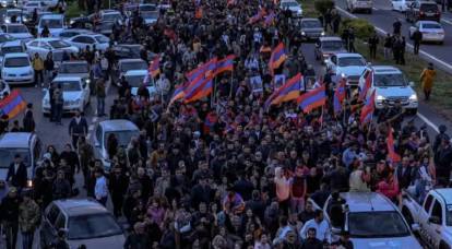 I manifestanti a Yerevan hanno iniziato a erigere barricate