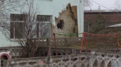 Уцелевшие стеклопакеты и плафоны: кадры после «обстрела» детского сада в Станице Луганской вызвали вопросы