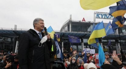 Вернувшегося на Украину Порошенко доставили в Печерский суд Киева по обвинению в госизмене