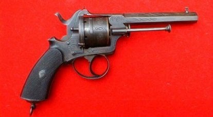 Revolver und eine Pistole mit dem Anfangsbuchstaben „B“