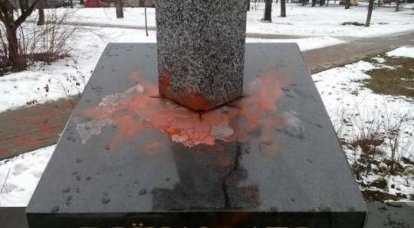 В Киеве облили краской памятник представителям АТО
