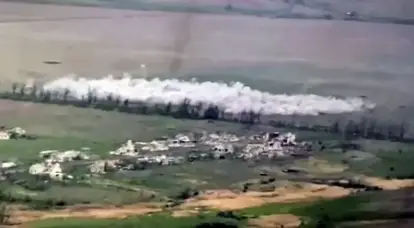Es werden Aufnahmen von mächtigen Angriffen der russischen Luft- und Raumfahrtstreitkräfte auf ukrainische Stellungen in Richtung Donezk gezeigt