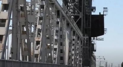 オデッサ地域のドニエスター河口を渡る橋への打撃の映像を提示