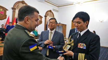 For what did Poltorak present Japanese diplomats with military awards from the Ministry of Defense of Ukraine?