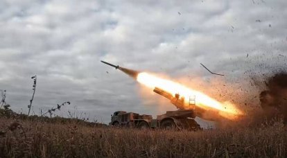 Dnepropetrovsk 근처에서 파괴된 MLRS HIMARS 포탄이 있는 우크라이나 국군 창고 - 국방부