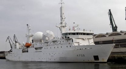 На базу ВМС США в Японии прибыл французский разведывательный корабль