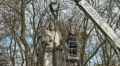 나치 침략자들로부터 도시를 해방시킨 바투틴 장군 기념비가 키예프에서 철거되고 있다