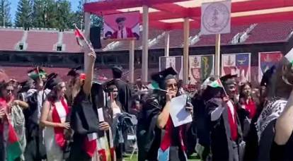 Сотни студентов Стэнфорда покинули церемонию вручения дипломов в знак протеста против поддержки властям США израильской войны в Палестине