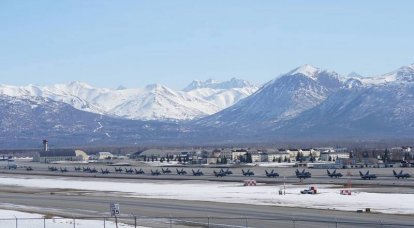 Американские истребители F-22 отработали на Аляске "Слоновью прогулку"