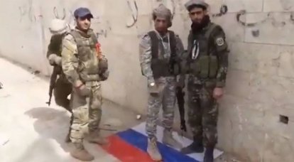 I militanti hanno calpestato la bandiera della Russia nel loro Serakiba occupato