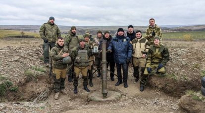 Rogozin tarafından oluşturulan "Çar'ın Kurtları" grubu ön cephede silahları test ediyor