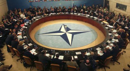 Министры НАТО обсуждают военную операцию в Ливии