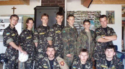Como instructores de la OTAN en el territorio de una base militar en Estonia, los nacionalistas ucranianos entrenados
