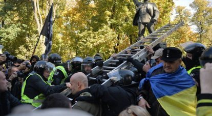 Украинские фашисты атакуют памятник